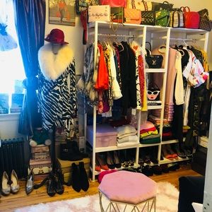 Meet your Posher, Thrifty Dee.